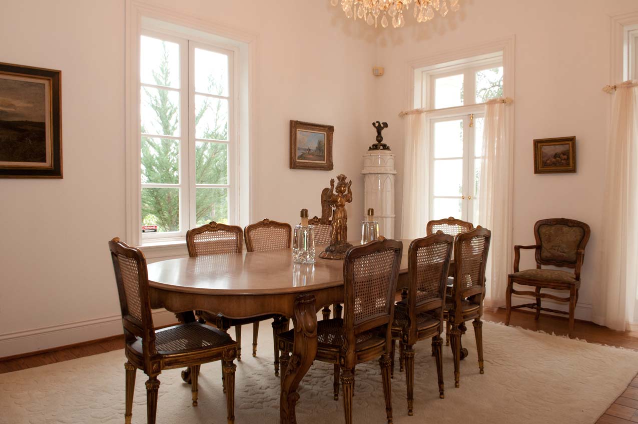 Villa dining table
